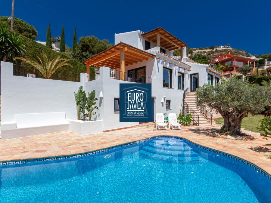 Villa recientemente renovada a la venta en la zona del Puchol de Jávea , a un paso del Puerto y espectaculares vistas al mar