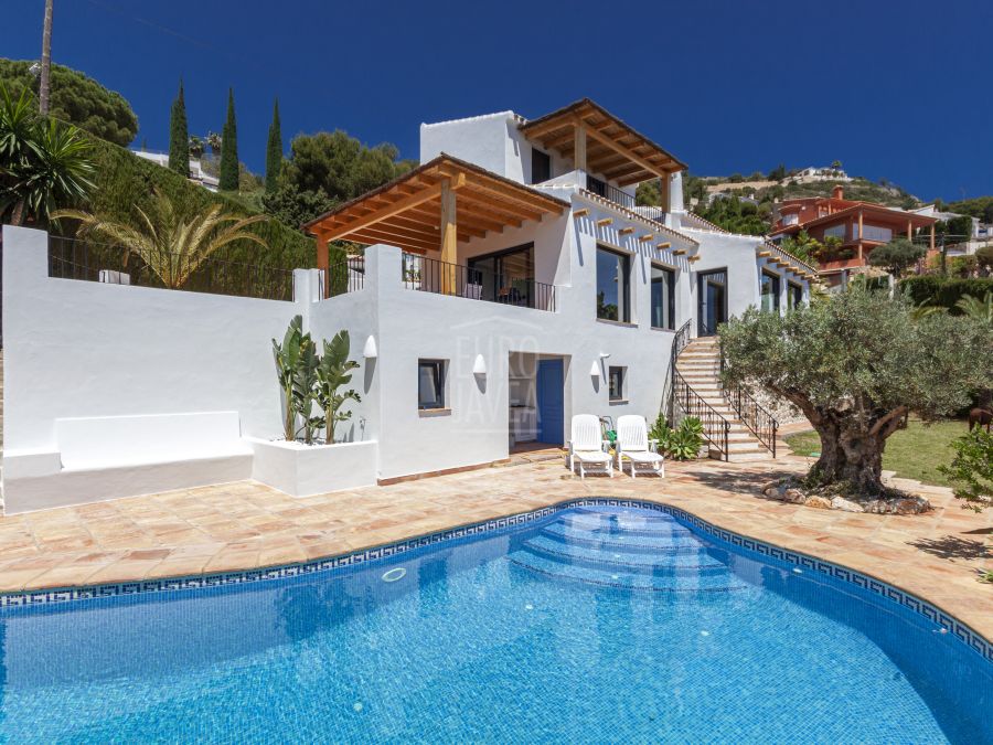 Onlangs gerenoveerde villa te koop in het Puchol-gebied van Jávea, op een steenworp afstand van de haven en een spectaculair uitzicht op zee