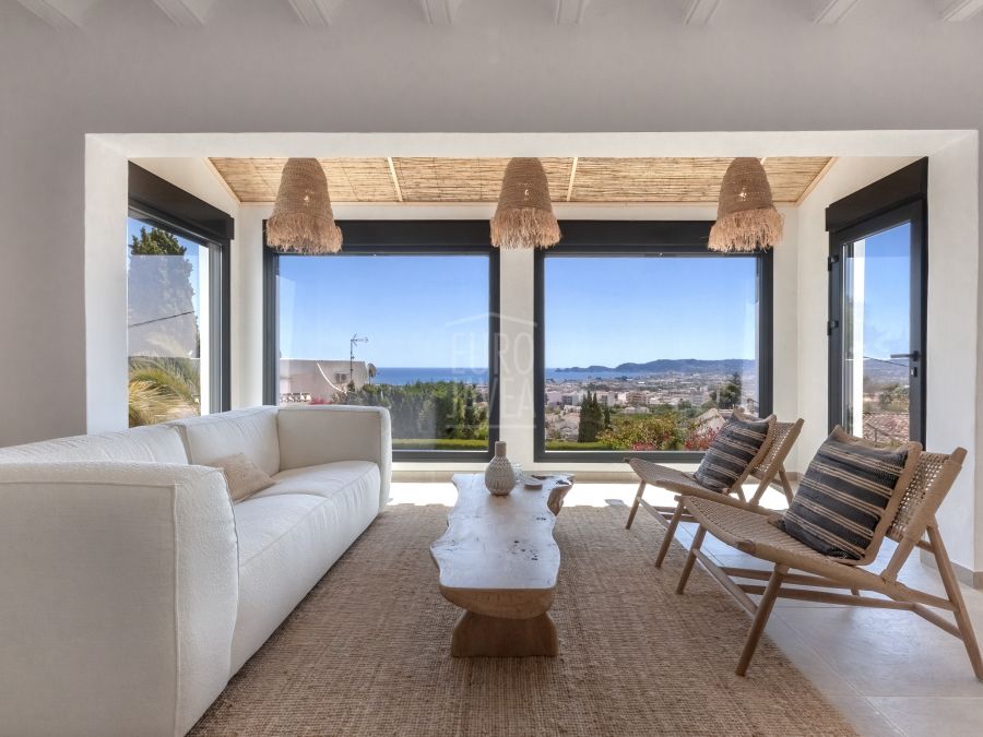 Villa recientemente renovada a la venta en la zona del Puchol de Jávea , a un paso del Puerto y espectaculares vistas al mar