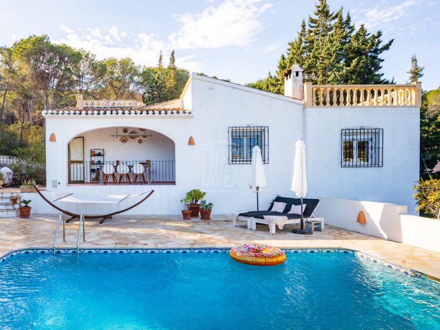 Exclusiva villa recientemente reformada en venta en la privilegiada zona verde de Piver, Javea