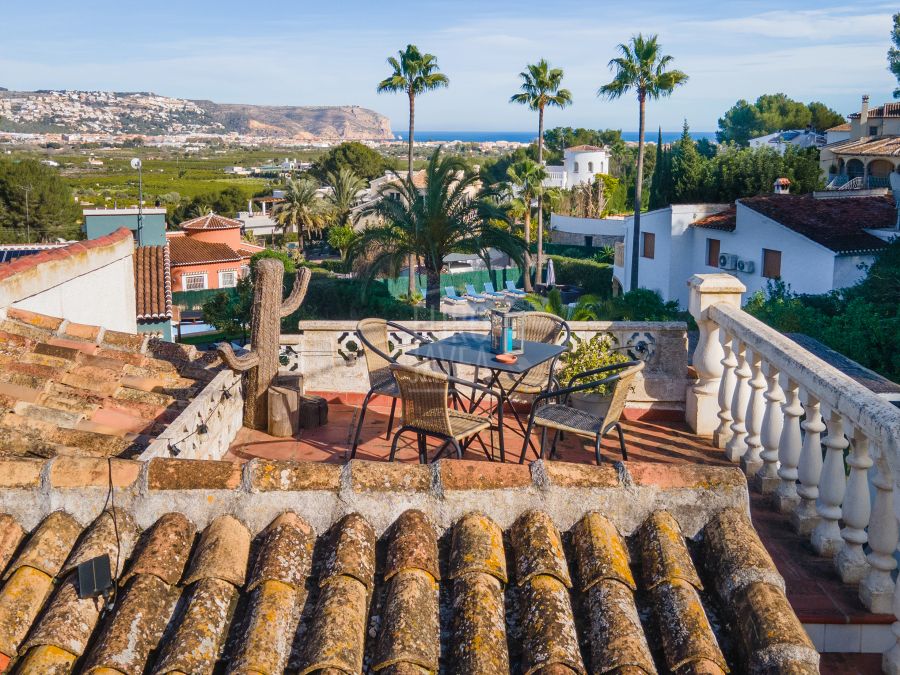 Exclusiva villa recientemente reformada en venta en la privilegiada zona verde de Piver, Javea