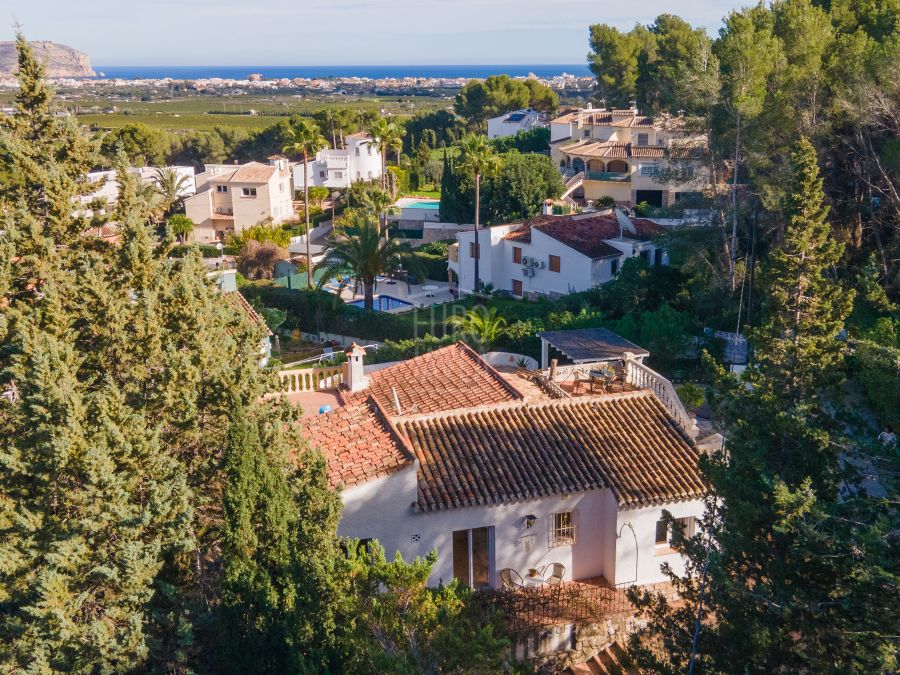 Exclusiva villa recientemente reformada en venta en la privilegiada zona verde de Piver, Javea