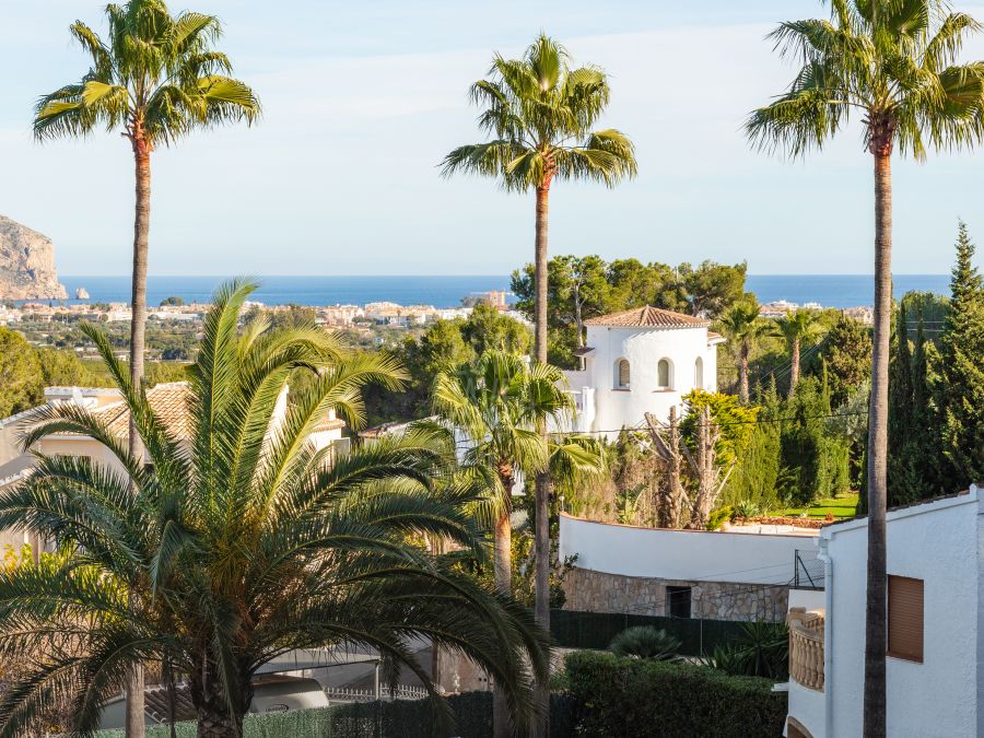 Exclusiva villa recientemente reformada en venta en la privilegiada zona verde de Piver, Javea