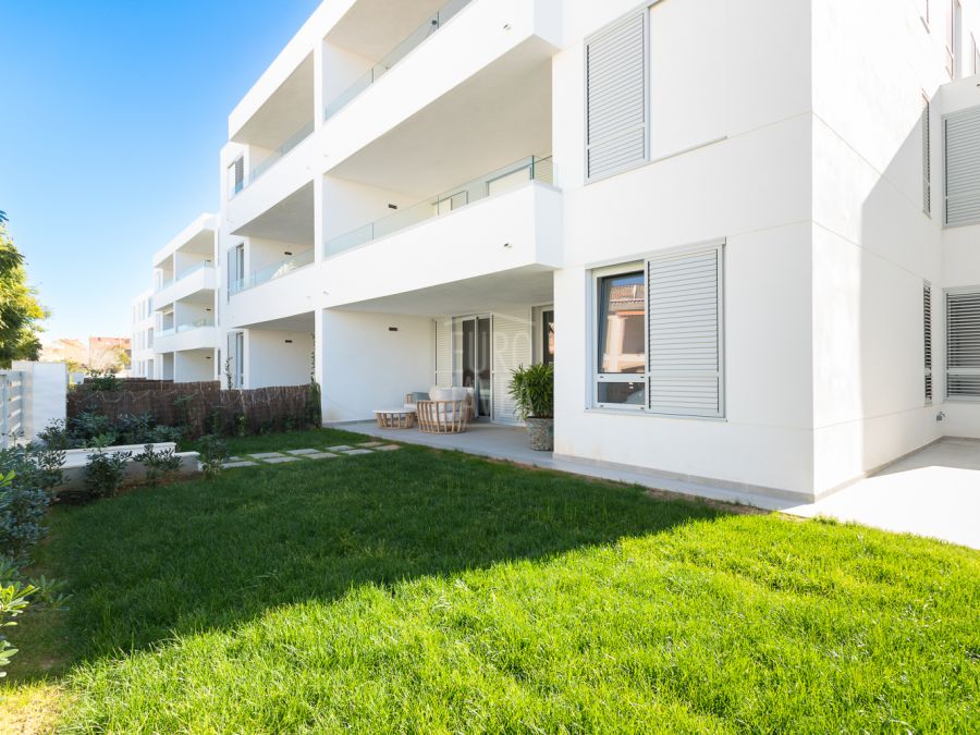 Moderno apartamento en exclusiva de obra nueva en planta baja con amplio jardín, cerca del mar