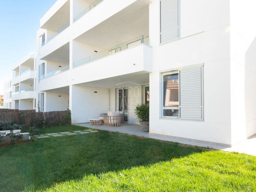 Modern ground-floor apartment in an exclusive new development with large garden, close to the sea