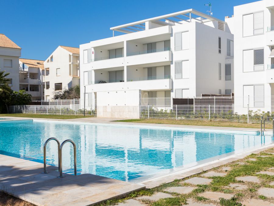 Moderno apartamento en exclusiva de obra nueva en planta baja con amplio jardín, cerca del mar