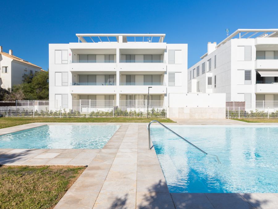 Modern ground-floor apartment in an exclusive new development with large garden, close to the sea