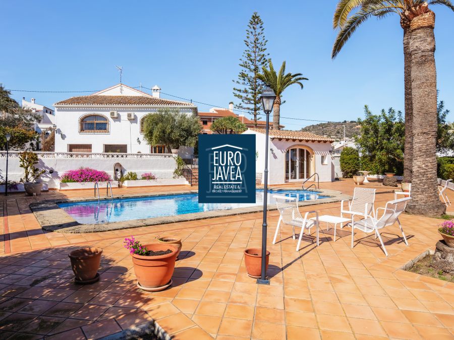 Villa for sale in Pueblo, Jávea