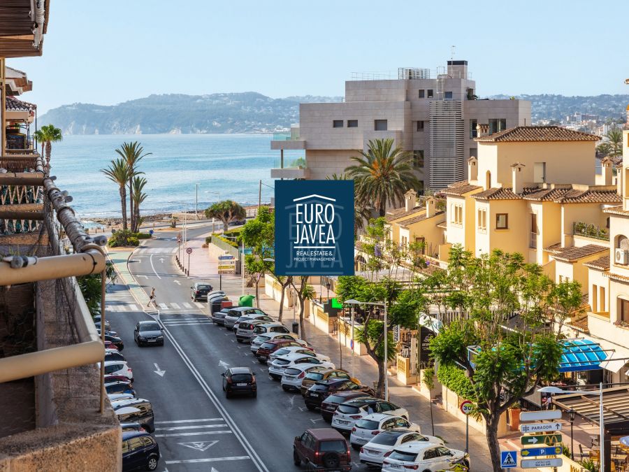 Exclusive apartment located in the heart of the Port of Jávea with beautiful sea views