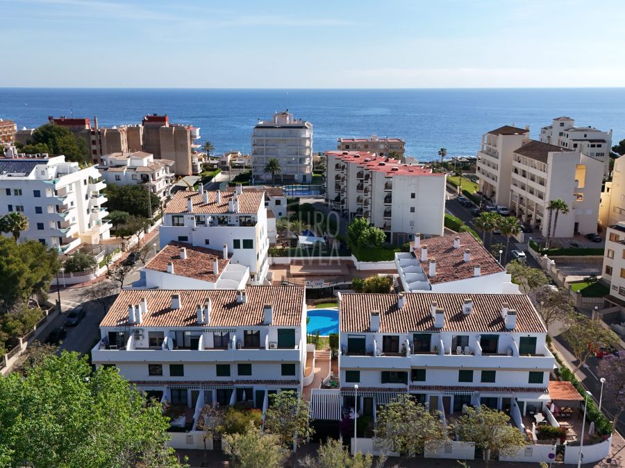 Encantadora casa adosada mediterránea con varias terrazas a pocos pasos de la playa
