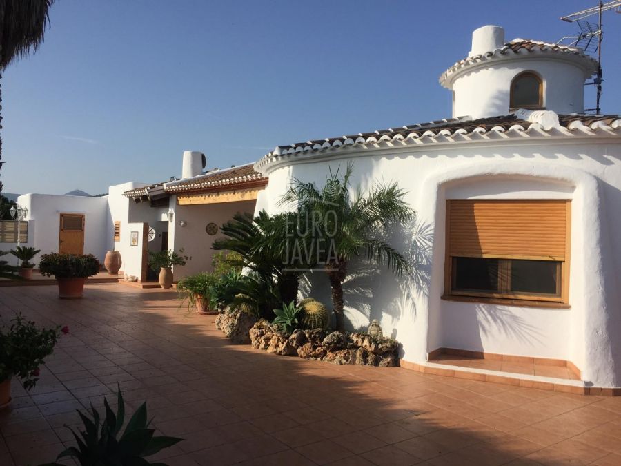 Villa for sale just a short walk from Arenal Beach in Jávea.