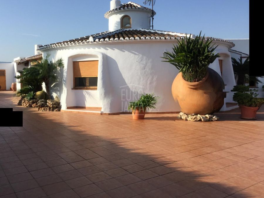 Villa for sale just a short walk from Arenal Beach in Jávea.