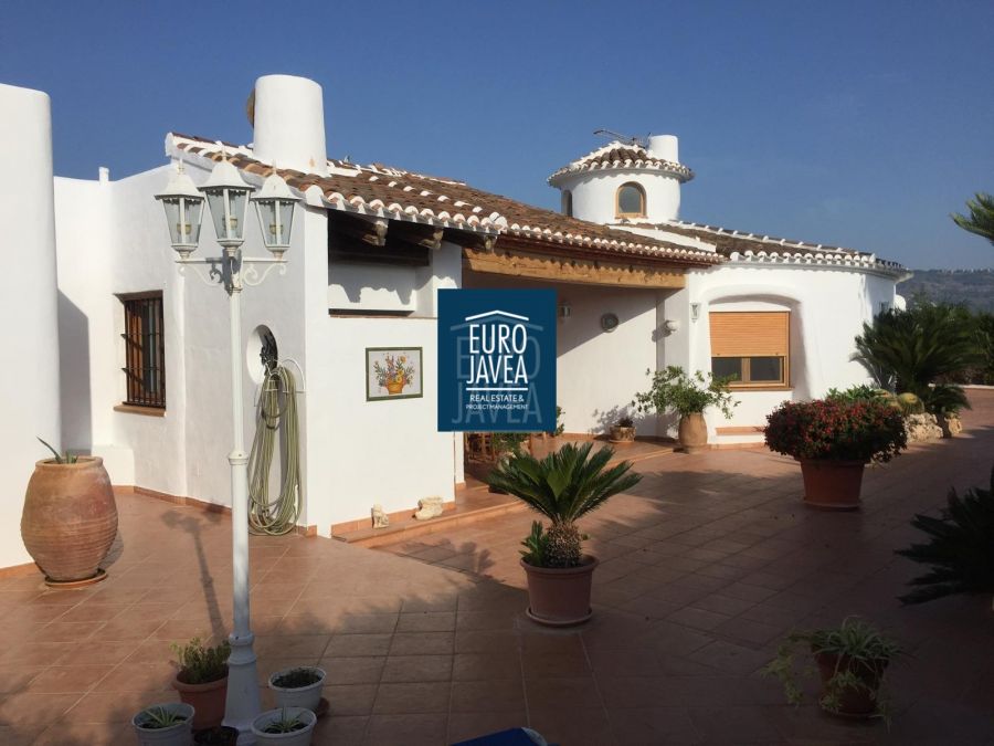 Villa for sale just a short walk from Arenal Beach in Jávea.