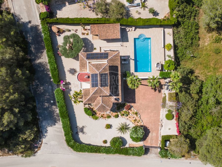 Villa elegante con vistas panorámicas, piscina y amplio terreno