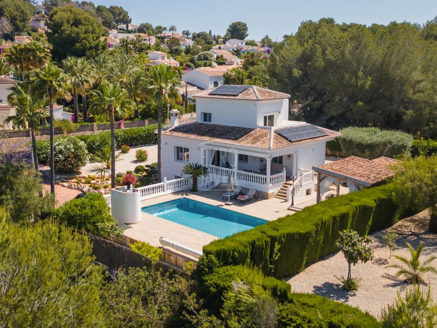 Villa elegante con vistas panorámicas, piscina y amplio terreno
