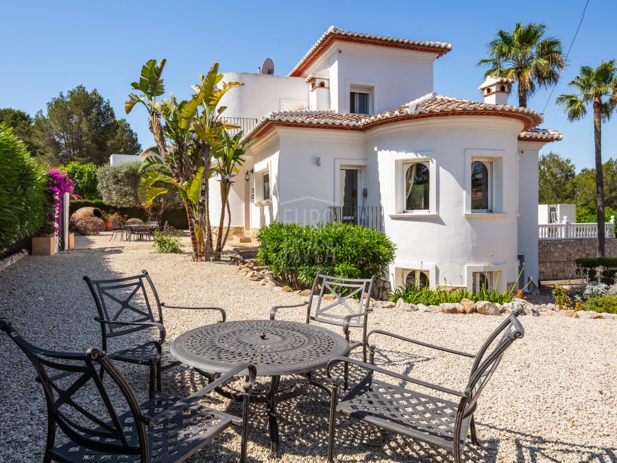 Villa elegante con vistas panorámicas, piscina y amplio terreno
