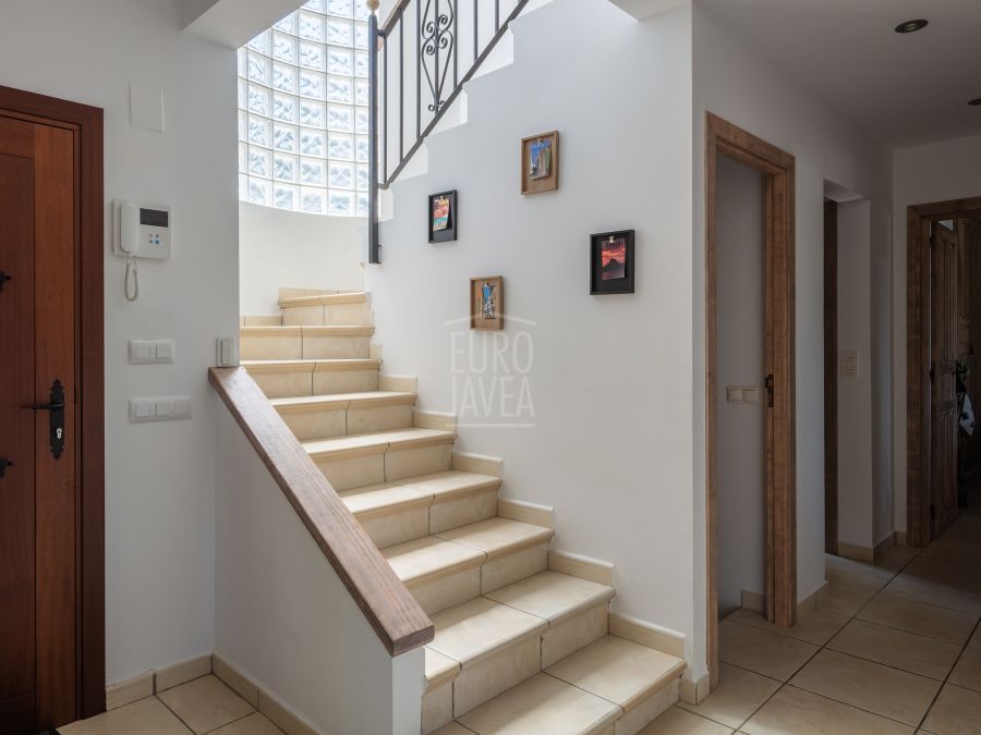 Villa elegante con vistas panorámicas, piscina y amplio terreno