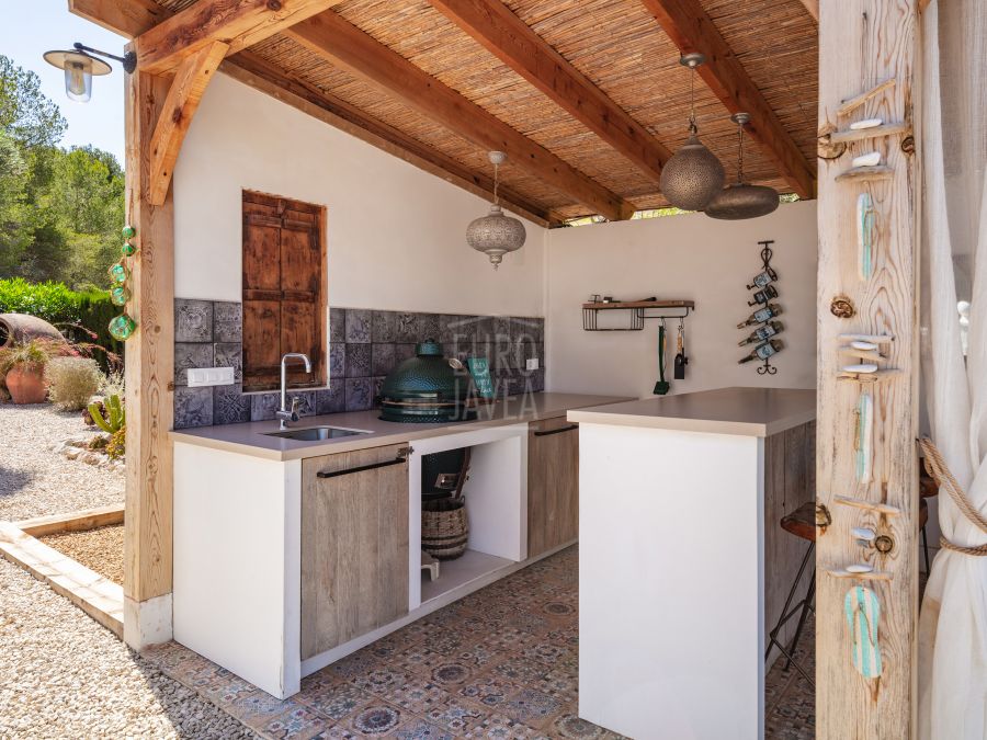 Villa elegante con vistas panorámicas, piscina y amplio terreno