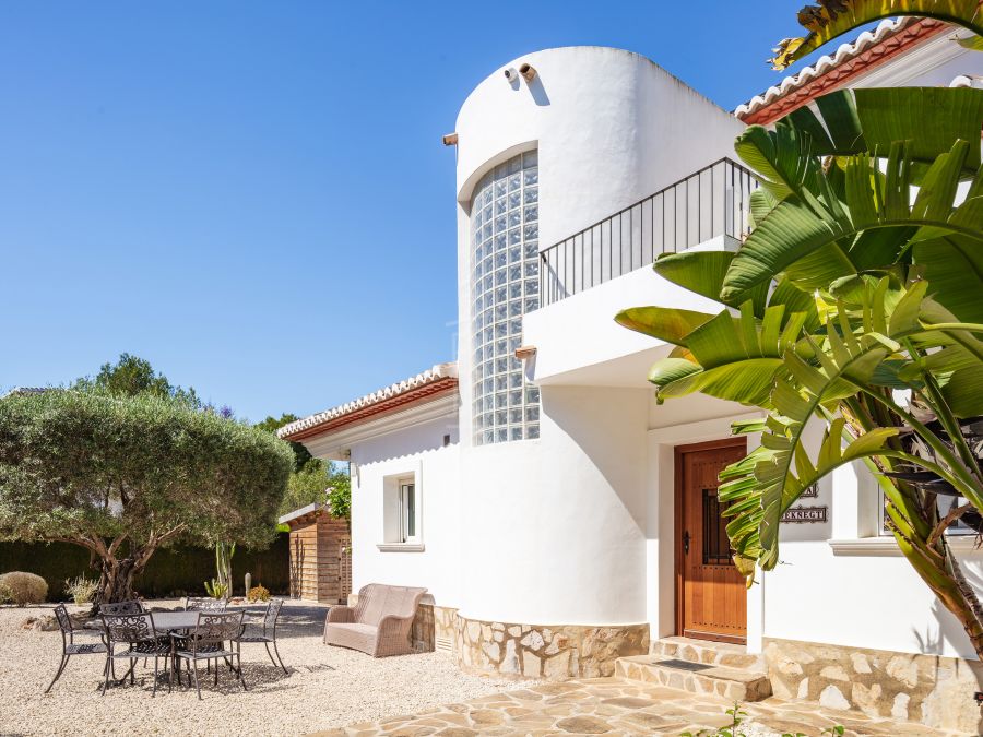 Villa elegante con vistas panorámicas, piscina y amplio terreno