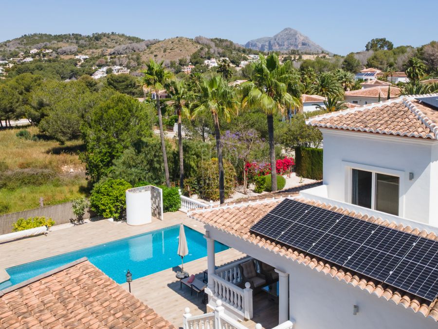 Villa elegante con vistas panorámicas, piscina y amplio terreno