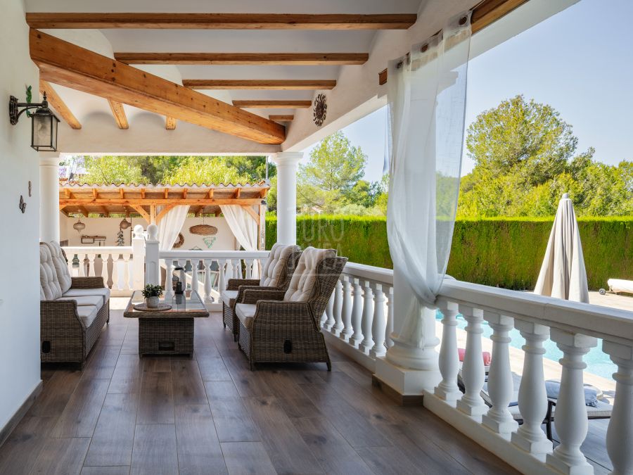 Villa elegante con vistas panorámicas, piscina y amplio terreno