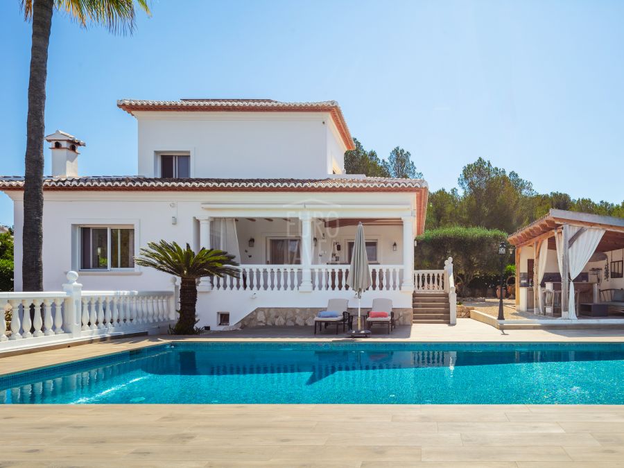 Villa elegante con vistas panorámicas, piscina y amplio terreno