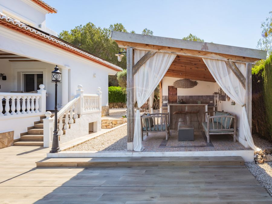 Villa elegante con vistas panorámicas, piscina y amplio terreno