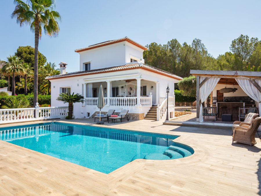 Villa elegante con vistas panorámicas, piscina y amplio terreno