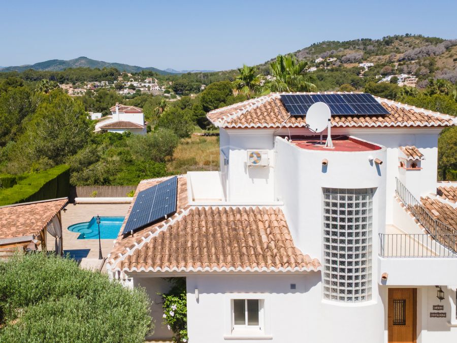Villa elegante con vistas panorámicas, piscina y amplio terreno