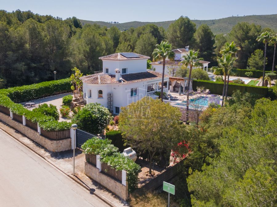 Villa elegante con vistas panorámicas, piscina y amplio terreno