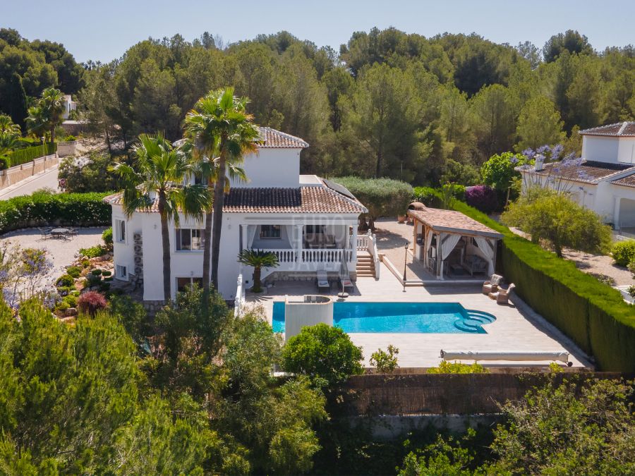 Villa elegante con vistas panorámicas, piscina y amplio terreno