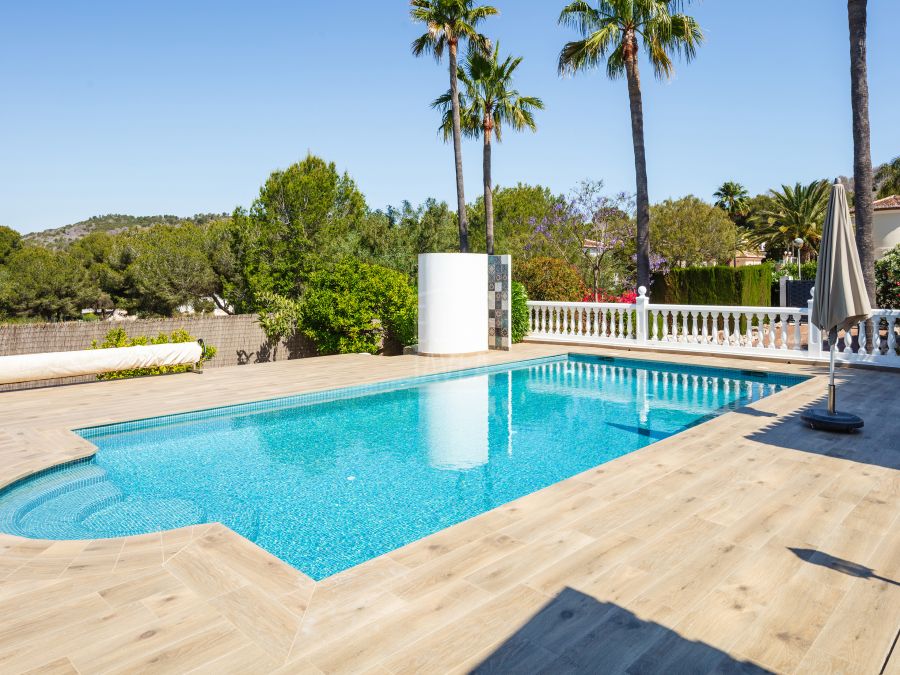 Villa elegante con vistas panorámicas, piscina y amplio terreno