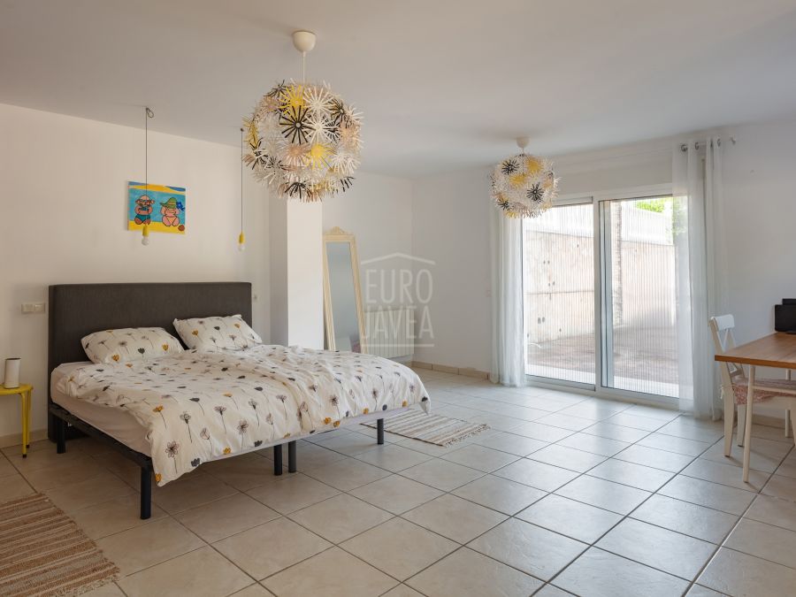 Villa elegante con vistas panorámicas, piscina y amplio terreno