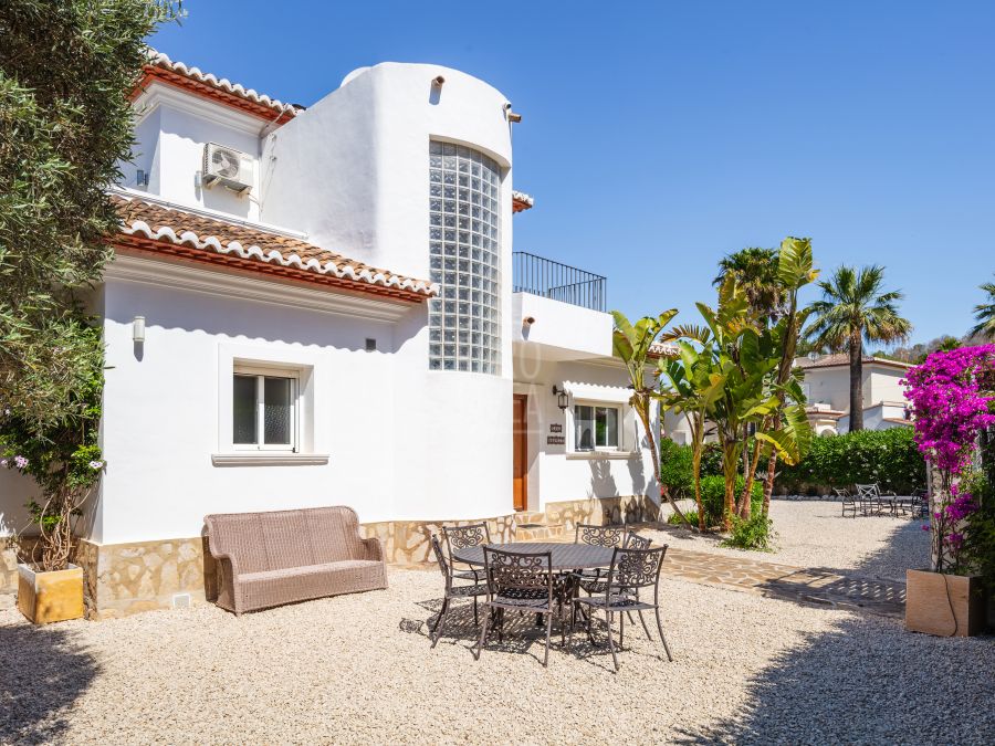 Villa elegante con vistas panorámicas, piscina y amplio terreno