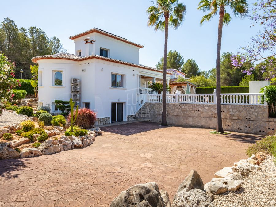 Villa elegante con vistas panorámicas, piscina y amplio terreno
