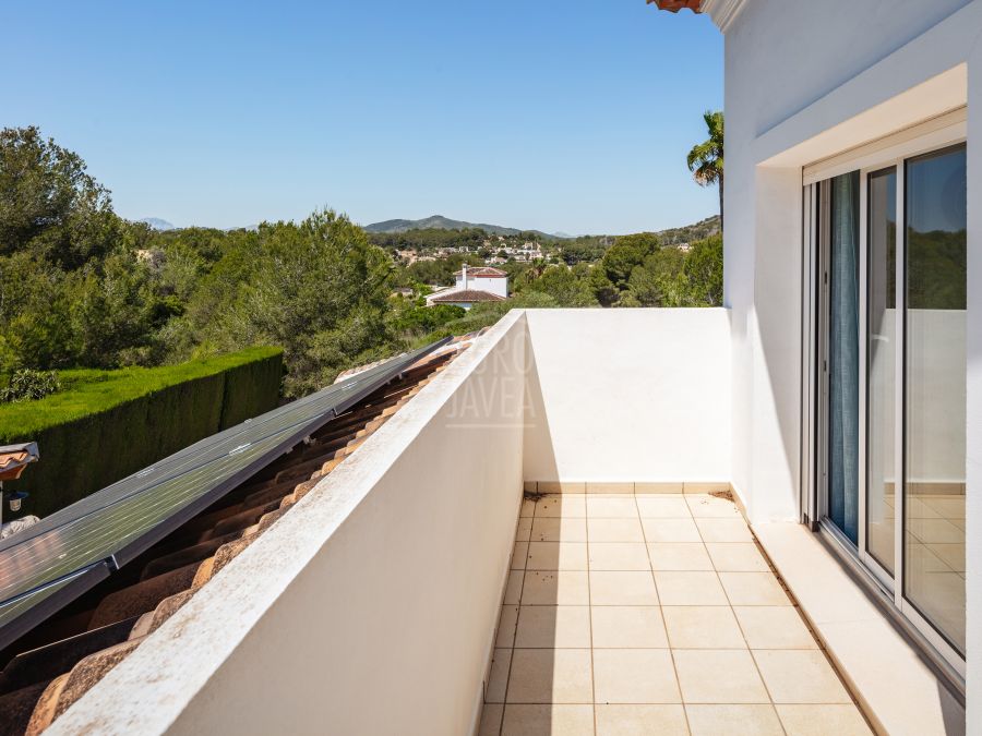 Villa elegante con vistas panorámicas, piscina y amplio terreno