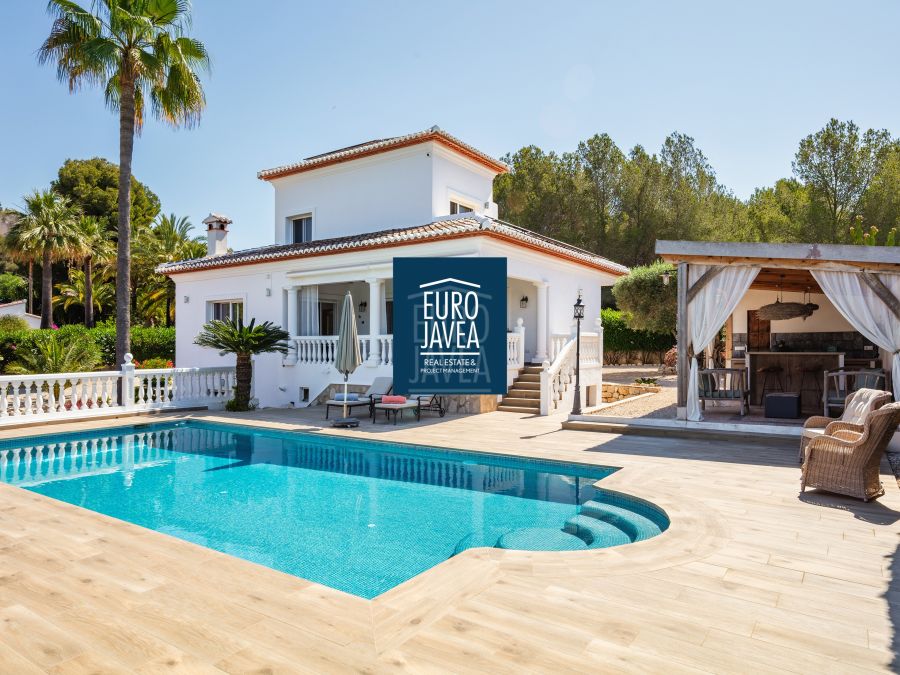 Villa elegante con vistas panorámicas, piscina y amplio terreno
