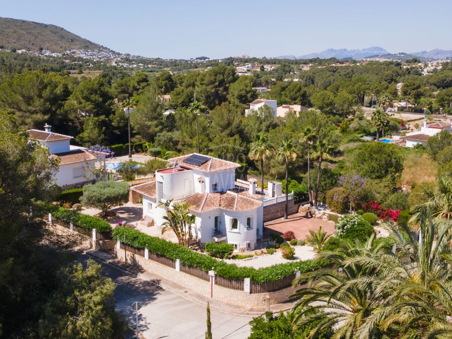 Villa elegante con vistas panorámicas, piscina y amplio terreno