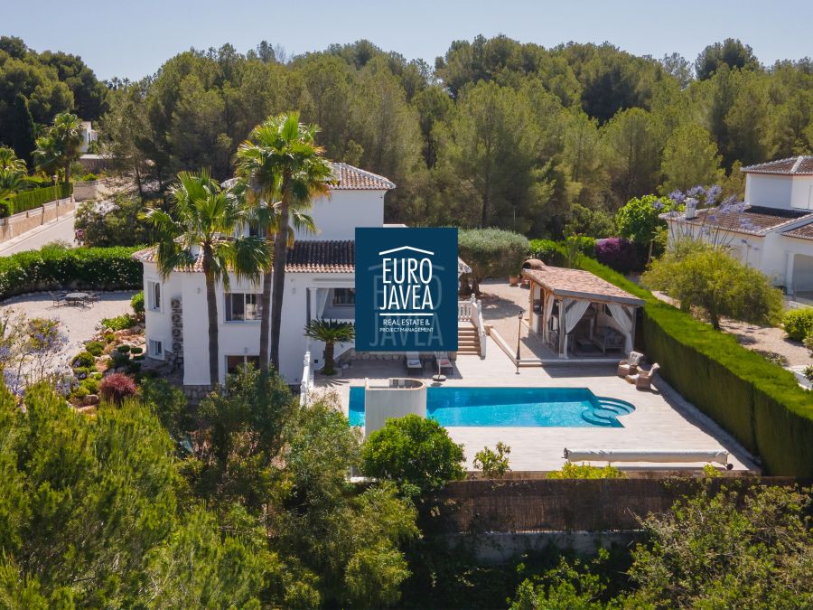 Villa elegante con vistas panorámicas, piscina y amplio terreno