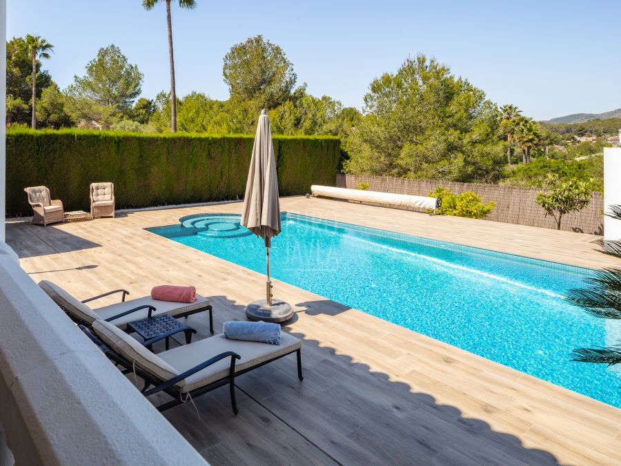 Villa elegante con vistas panorámicas, piscina y amplio terreno