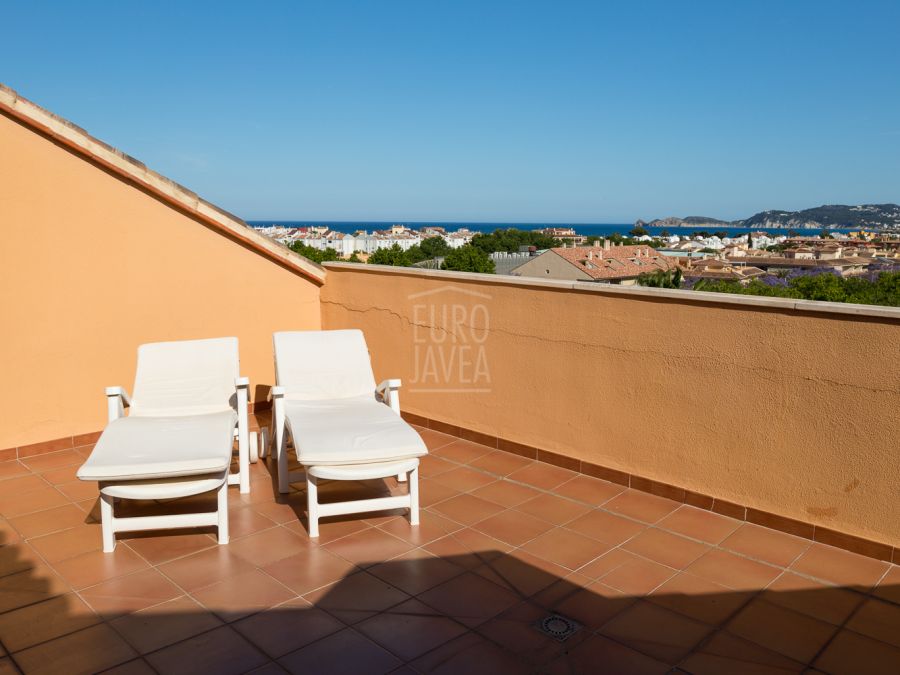 Lujoso Ático dúplex orientado al sur con vistas panorámicas al mar y al Montgó