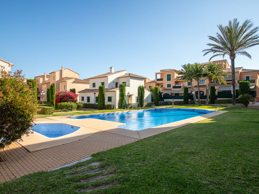 Lujoso Ático dúplex orientado al sur con vistas panorámicas al mar y al Montgó