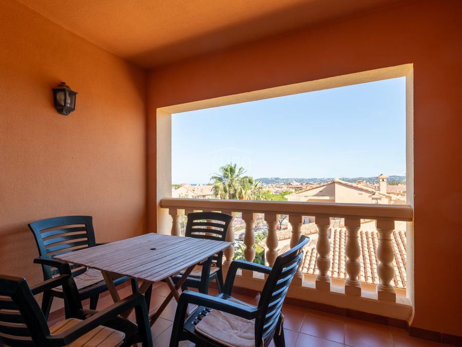 Lujoso Ático dúplex orientado al sur con vistas panorámicas al mar y al Montgó