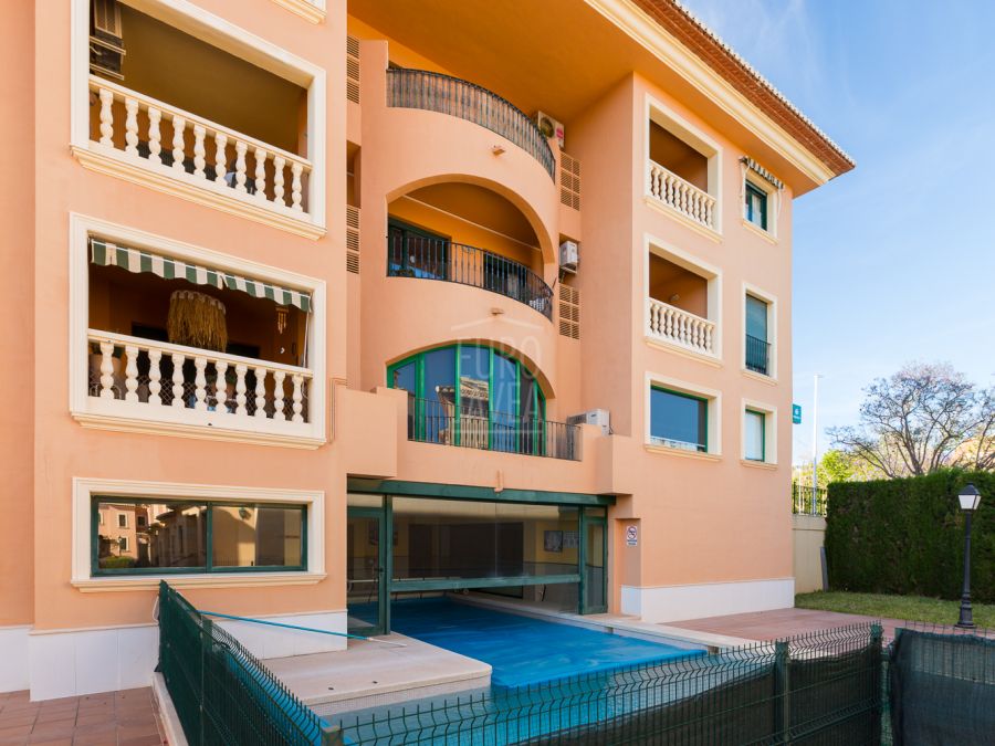 Lujoso Ático dúplex orientado al sur con vistas panorámicas al mar y al Montgó