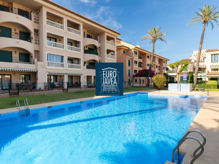 Lujoso Ático dúplex orientado al sur con vistas panorámicas al mar y al Montgó