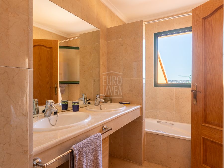 Lujoso Ático dúplex orientado al sur con vistas panorámicas al mar y al Montgó