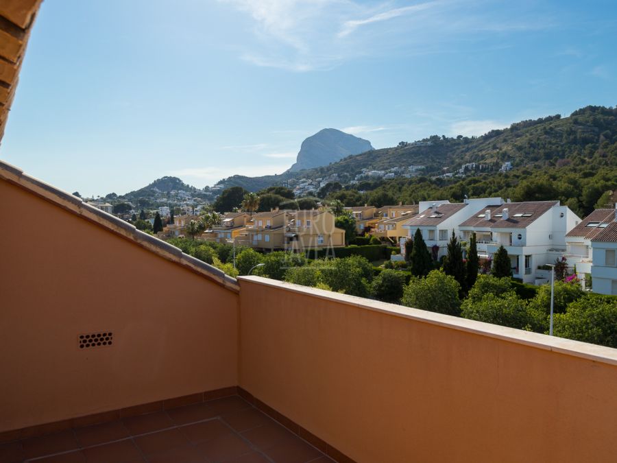 Lujoso Ático dúplex orientado al sur con vistas panorámicas al mar y al Montgó