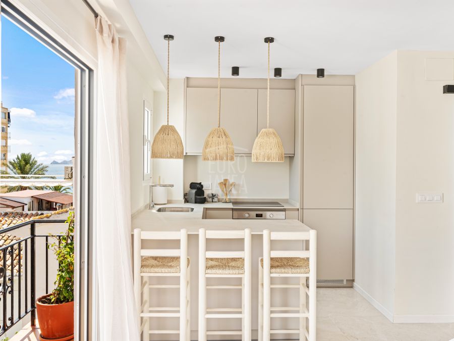Appartement moderne récemment rénové au cœur du port de Jávea, avec vue sur la mer
