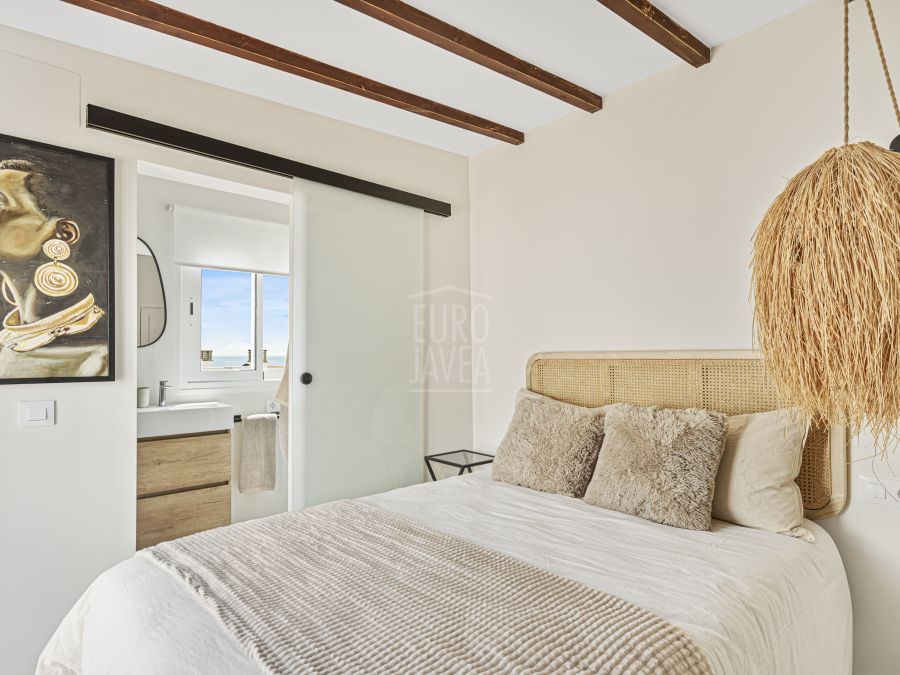 Appartement moderne récemment rénové au cœur du port de Jávea, avec vue sur la mer