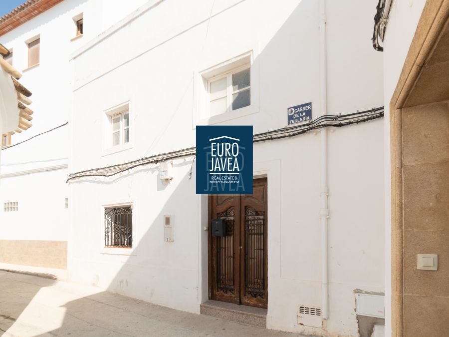 Dorpshuis in Jávea met uitzicht en veel renovatiepotentieel
